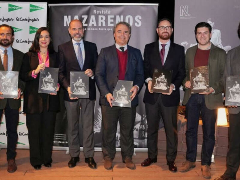 Presentación de la Revista Nazarenos en un evento formal.