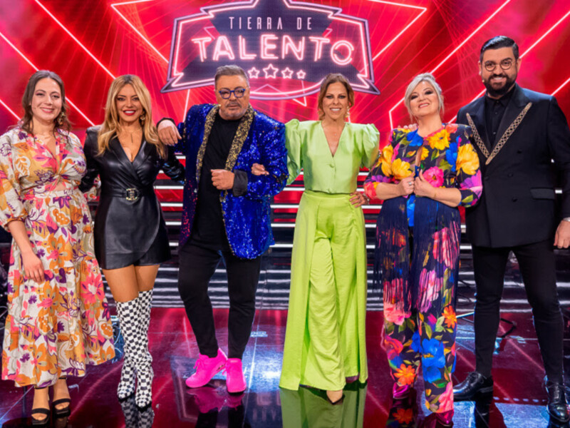 Equipo de 'Tierra de Talento' en una presentación vibrante y colorida.