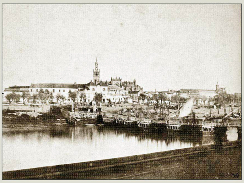 Vista histórica de Sevilla con la Catedral de la Giralda en el horizonte, desde el río Guadalquivir.