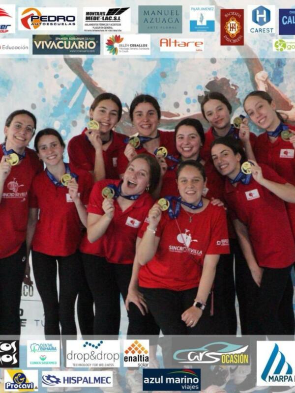Equipo femenino de natación posando con sus medallas de oro, celebrando su victoria en un torneo deportivo.