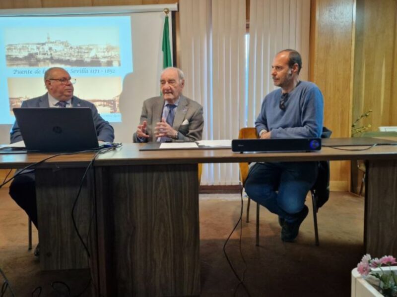 Presentación sobre el Puente de la Macarena en Sevilla, 1771-1852, con expertos en un evento académico.
