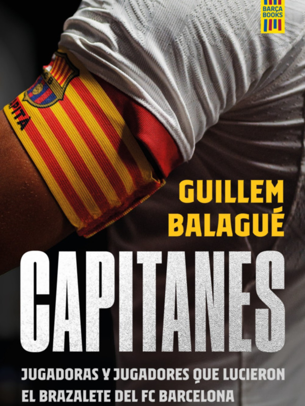 Uniforme del FC Barcelona con el brazalete de capitán en el brazo de un jugador.