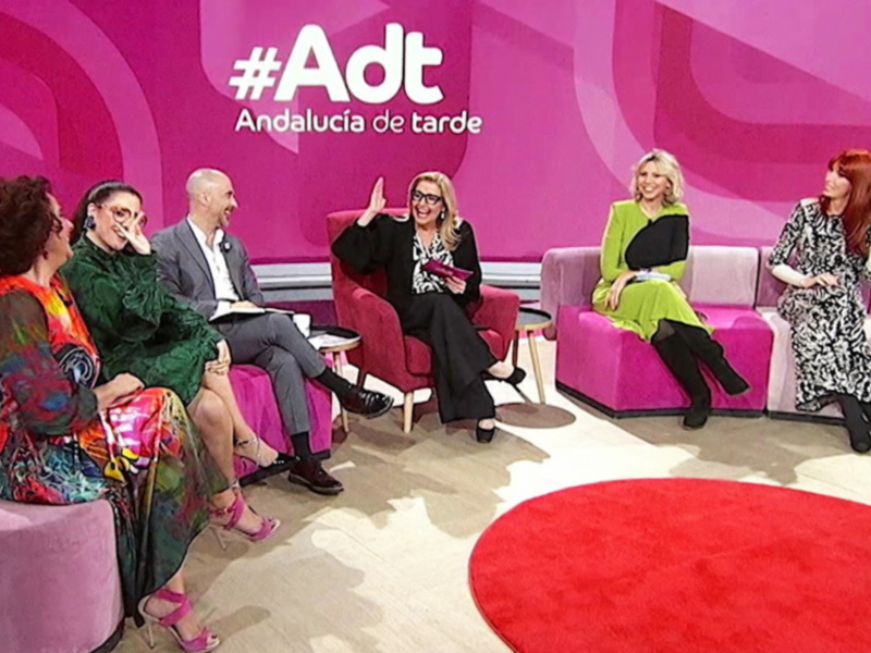 Conversación en un estudio de televisión con el lema '#Adt Andalucía de tarde'.