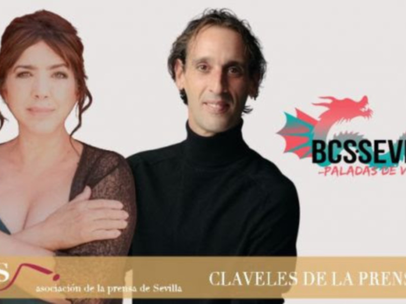 Dos personas posando junto a la logo de 'BCSSEVILLA' y 'Claveles de la Prensa 2024' de la APS de Sevilla.