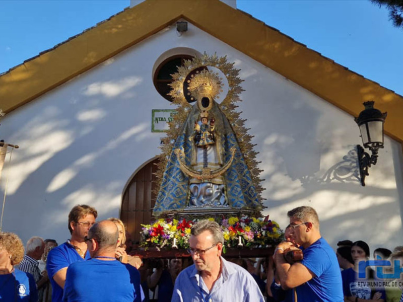 Celebración religiosa con la imagen de la Virgen de la Concepción en una capilla, rodeada por una multitud de fieles.