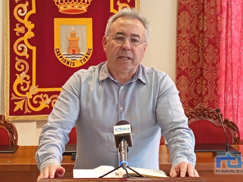El alcalde de Chipiona, durante una rueda de prensa en el Ayuntamiento, hablando sobre el proyecto de creación de un parque de agua en la ciudad.