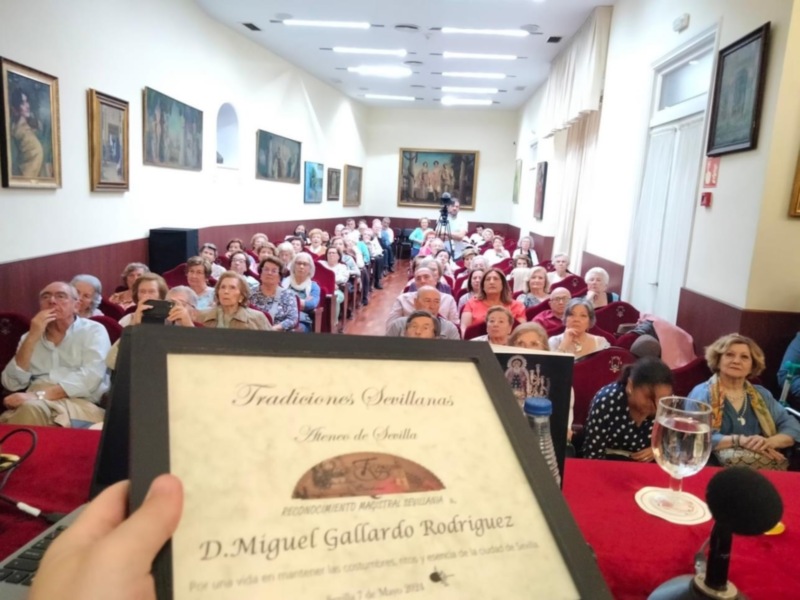 Premio a D. Miguel Gallardo Rodríguez por mantener las tradiciones sevillanas en el Ateneo de Sevilla.
