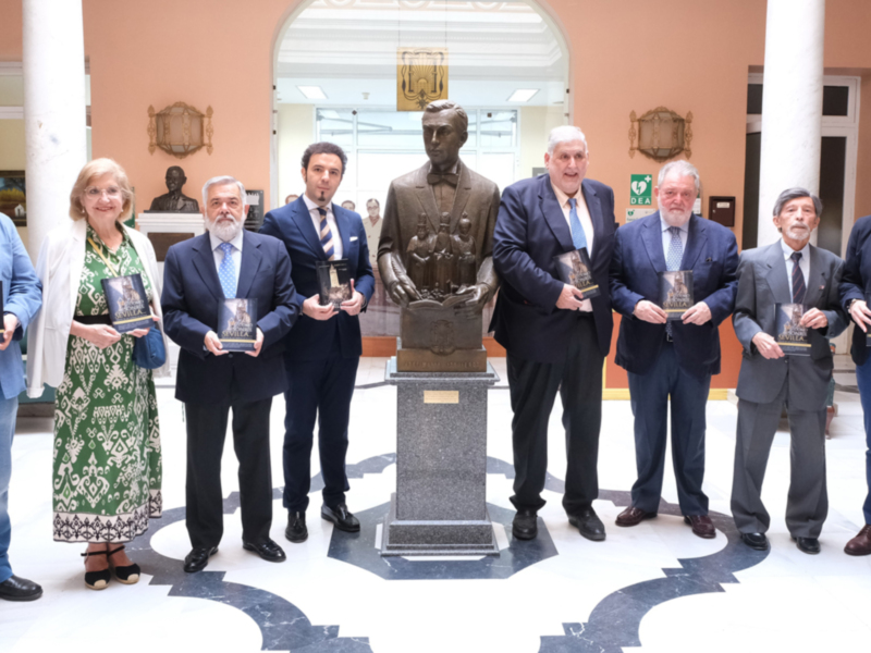 Exitosa presentación con lleno absoluto en el Ateneo del libro "Cómo sonríe Sevilla" el mismo día 35 años después del Pregón de las Glorias