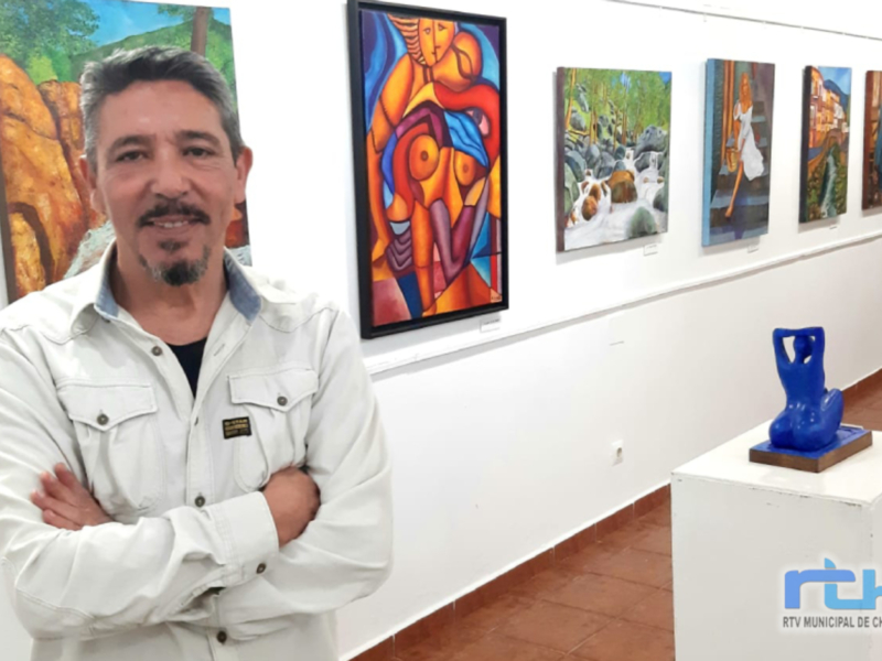 Artista en la exposición de su obra en el RTV Municipal de Chipiona.
