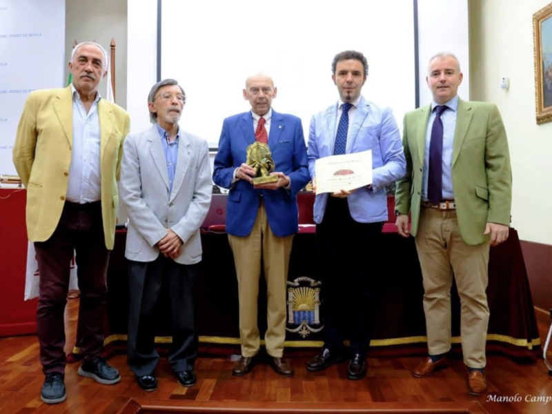 La Asociación Cultural Tradiciones Sevillanas entregó al Ateneo de Sevilla su más alta distinción