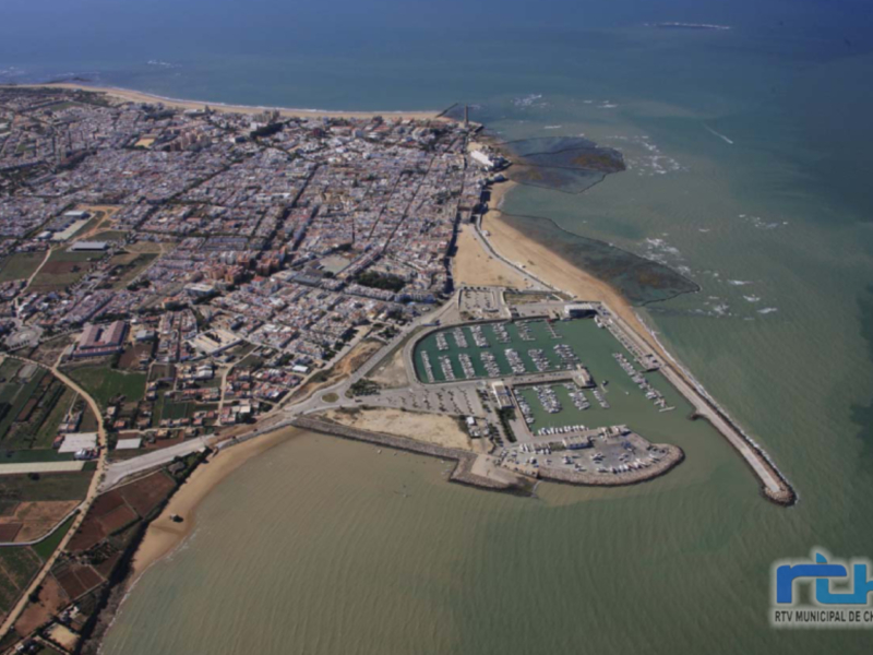 Vista aérea de Chipiona, con su puerto deportivo y costa.