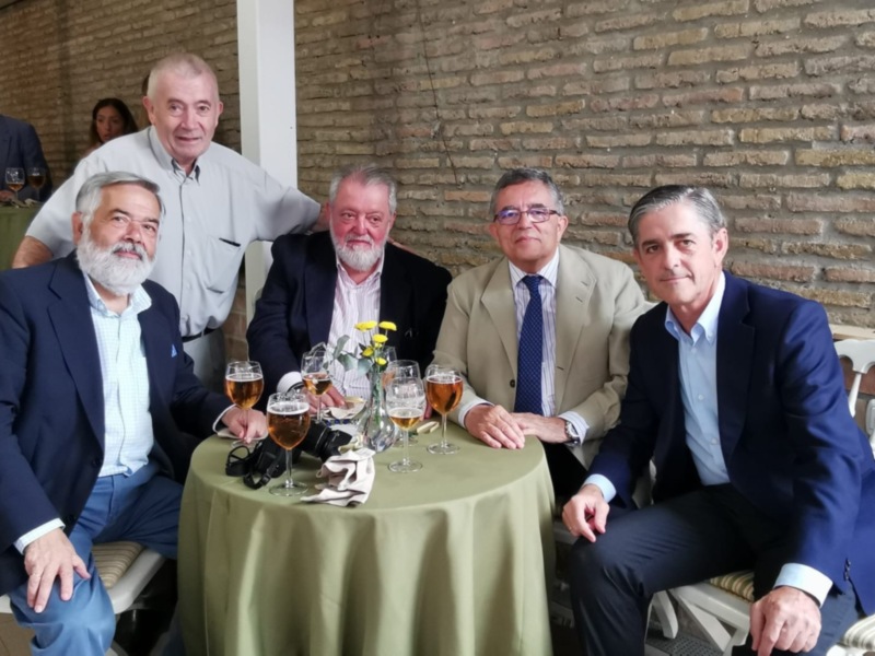 Celebración de negocios con empresarios en un ambiente formal y acogedor.