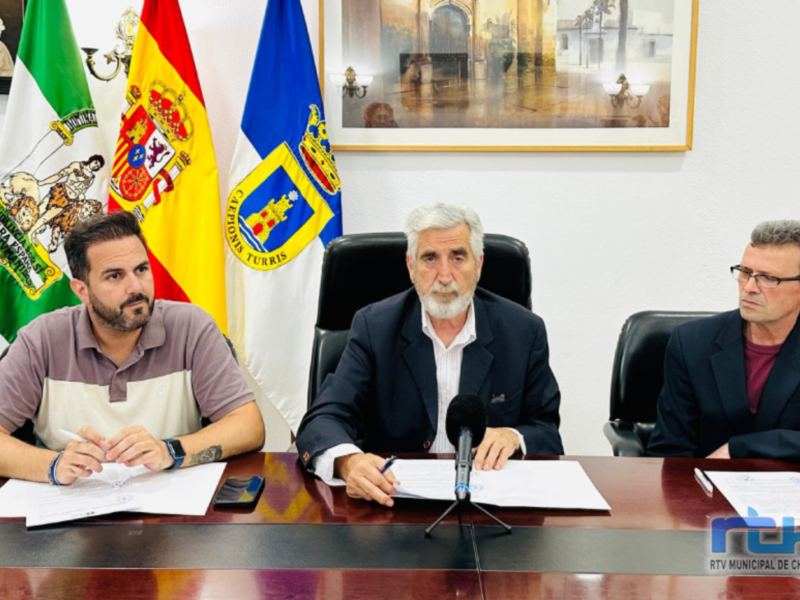 Firmado el convenio por el que el Ayuntamiento de Chipiona subvenciona a la Hermandad del Cristo con 3.000 euros