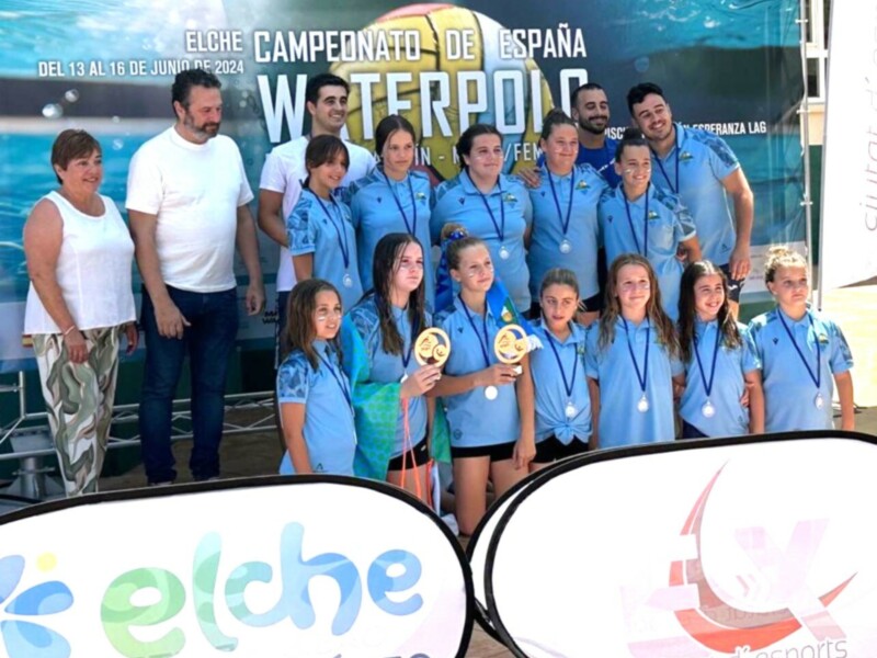 Equipo de waterpolo posando con medallas en el Campeonato de España de Elche, del 13 al 16 de junio de 2024.