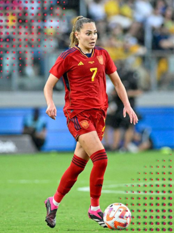Jugadora de fútbol de España en acción durante un partido.