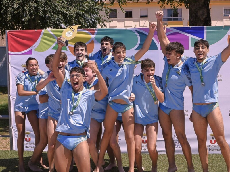 Equipo juvenil celebrando con el trofeo y medallas tras ganar un torneo.