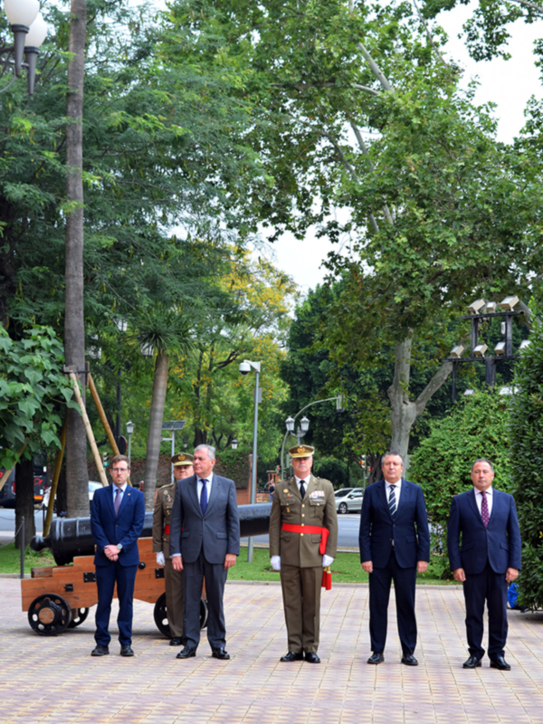 En el décimo aniversario del Rey Felipe VI, la Capitania general de Sevilla celebró un izado de Bandera.