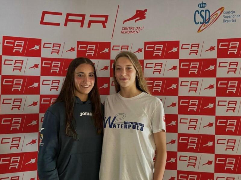 Dos jóvenes atletas posan frente a un fondo con el logo del CAR y el CSD, destacando su compromiso con el deporte.