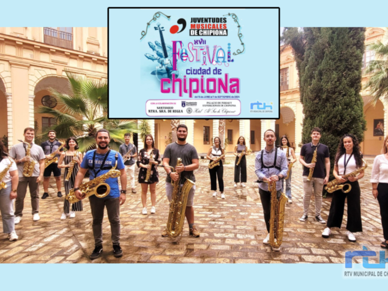 Grupo de músicos con saxofones posando en el patio del Palacio de Chipiona para el Festival Juveniles Musicales de Chipiona.