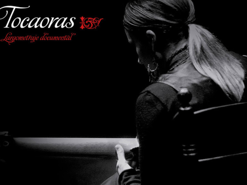 Mujer tocando el piano en una escena dramática con fuerte contraste de luz y sombra.