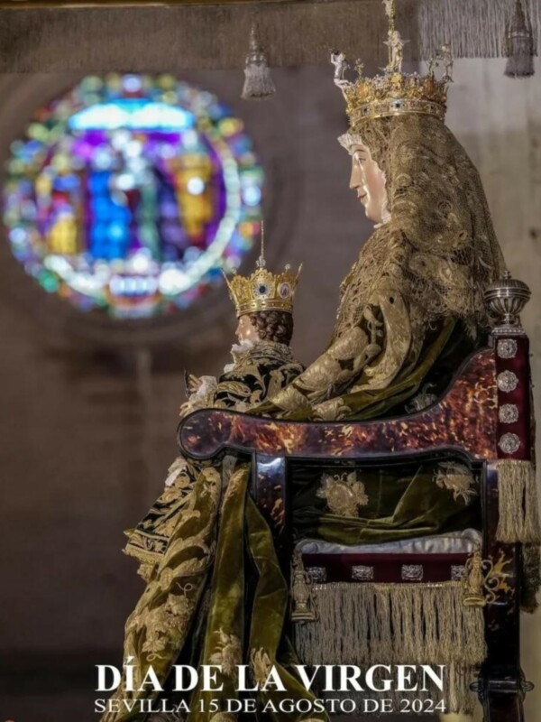 Venerada imagen de la Virgen de la Cinta en Sevilla, España, en el Día de la Virgen, 15 de agosto de 2024.