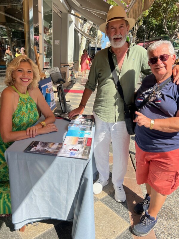 Amigos en un evento de libro en el centro de la ciudad.