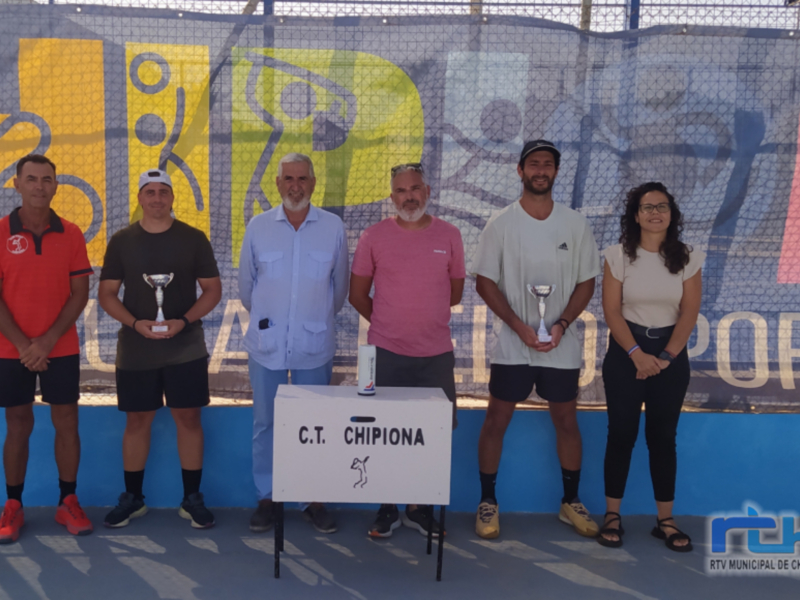 Equipo de tenis posa con trofeos y banner del Club de Tenis Chipiona.