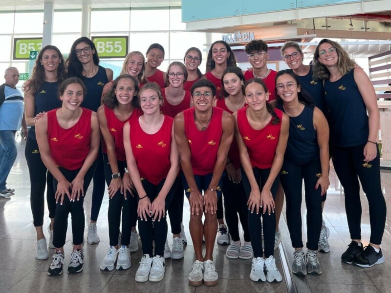 Equipo deportivo posando en el aeropuerto antes de partir.