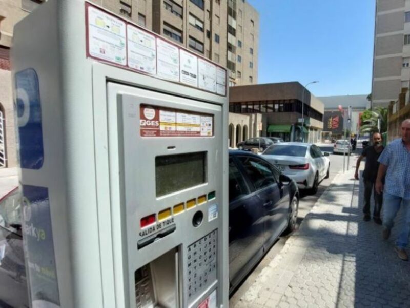 Máquina expendedora de tickets de estacionamiento en una calle urbana.