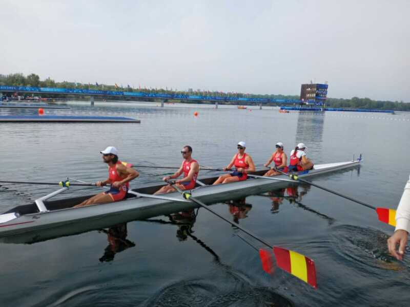 Equipo de remo en competencia en el Río Seine, París 2024.