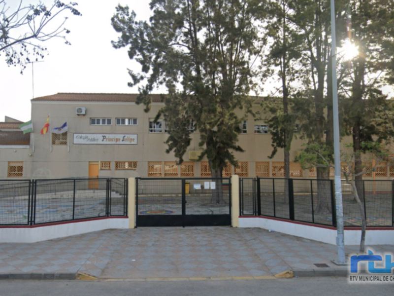 Escuela Municipal de Chipiona, ubicada en la calle Príncipe Felipe, con una entrada principal y un área de juegos al aire libre.