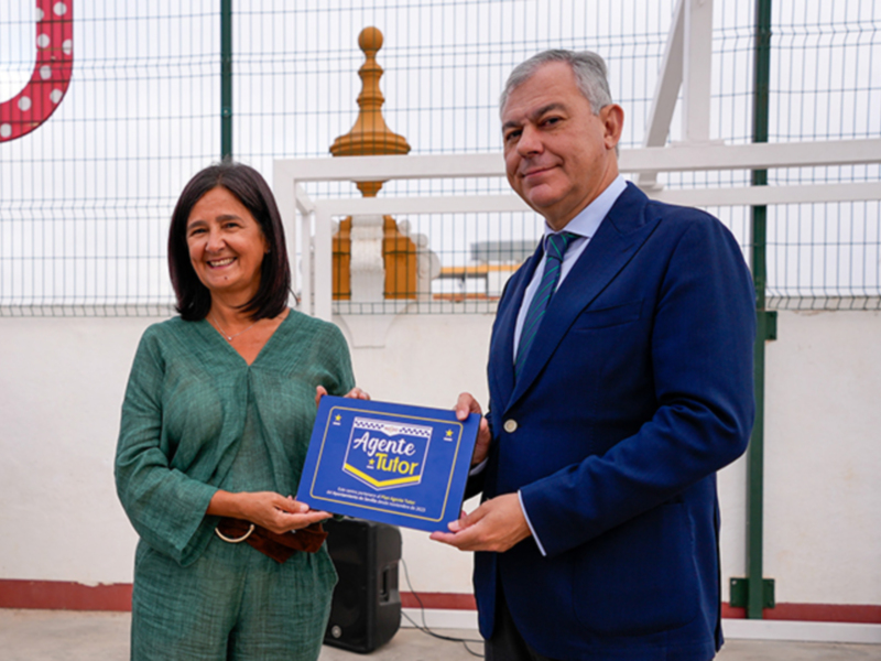 Entrega de reconocimiento a un agente tutor en un evento institucional.