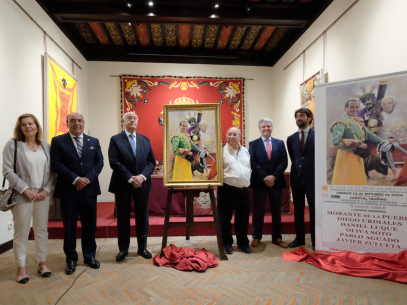 Presentación del cartel del Festival Taurino en la Plaza de Toros de Sevilla, con autoridades y artistas en el escenario.