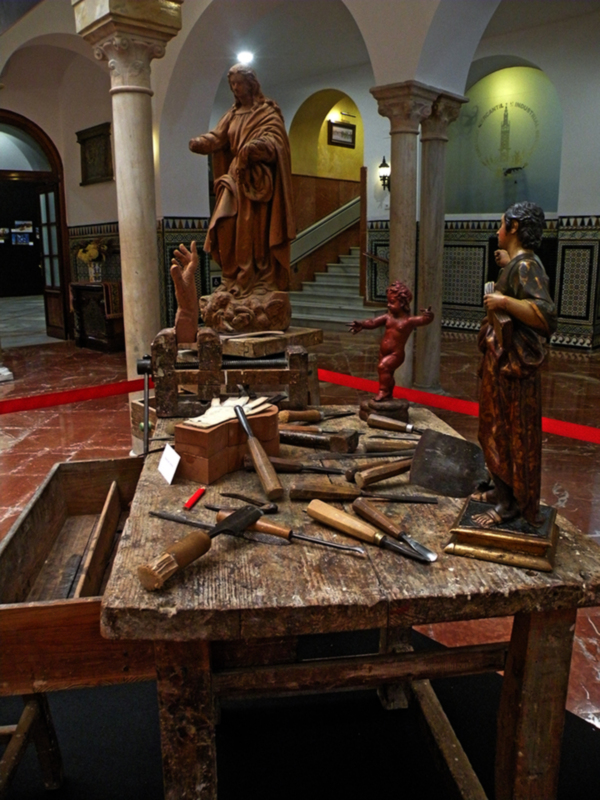 Museo de la Escultura en Madera, Sevilla: herramientas y esculturas en un entorno histórico.