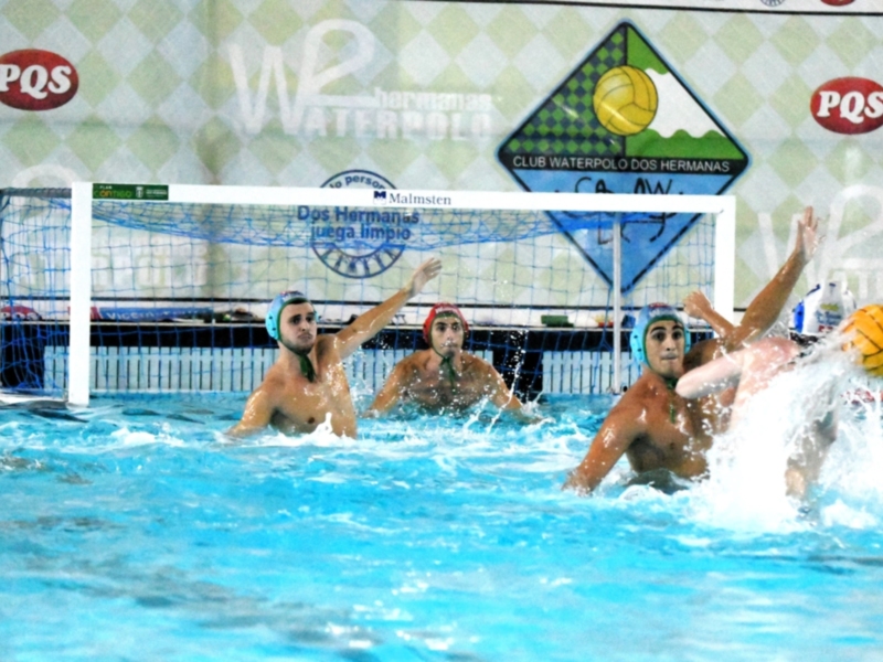 Jugadores de waterpolo en acción durante un partido en el Club Waterpolo Dos Hermanas.