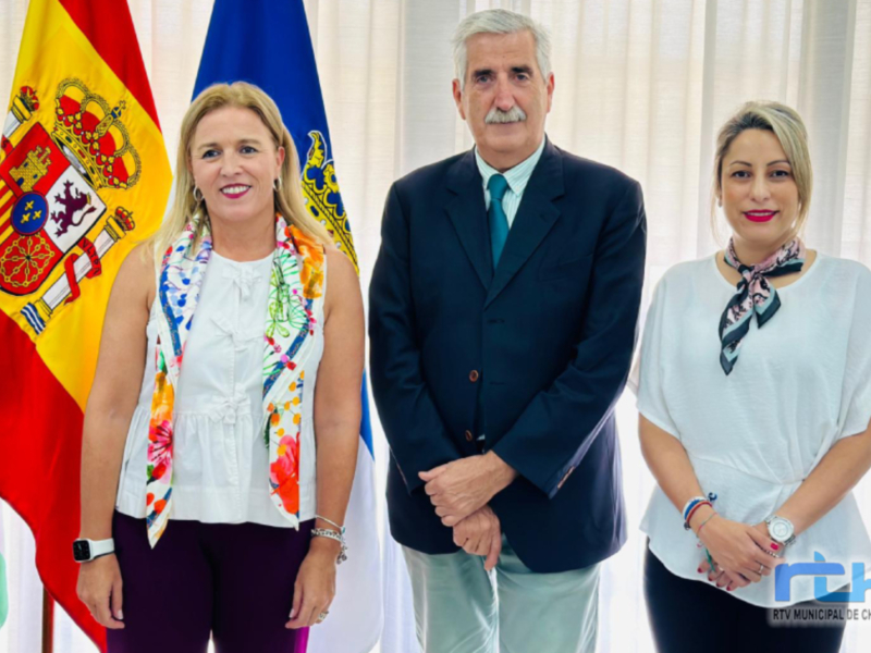 Oficialidad en Chipiona: Reunión con autoridades municipales y representantes de banderas.