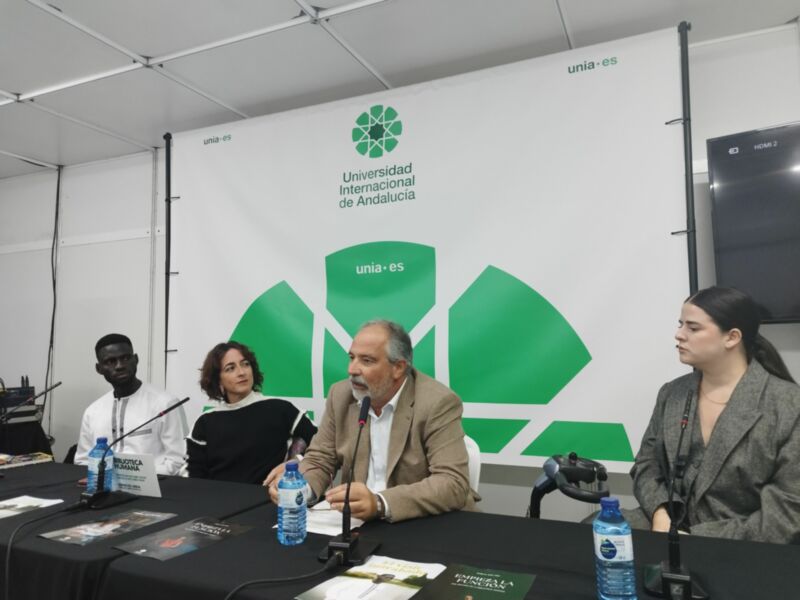 Presentación en la Universidad Internacional de Andalucía (UNIA) con panelistas discutiendo temas relevantes.