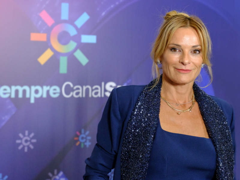 La presentadora de televisión y actriz española, Silvia Abascal, posa frente a un fondo con el logo de 'Siempre CanalSat'.