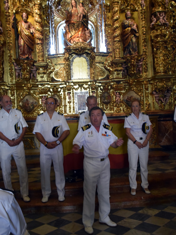 Oficiales de la Armada Española en una ceremonia religiosa en un templo ornado con dorado.
