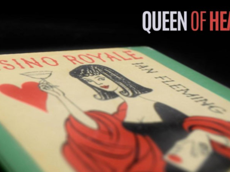 Portada del libro 'Casino Royale' de Ian Fleming, destacando la 'Queen of Hearts'.