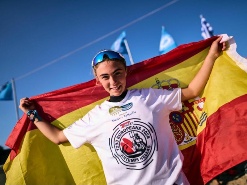Joven portando la bandera española y un camiseta con el logo de los Europeos de Artemis Hellas 2024.