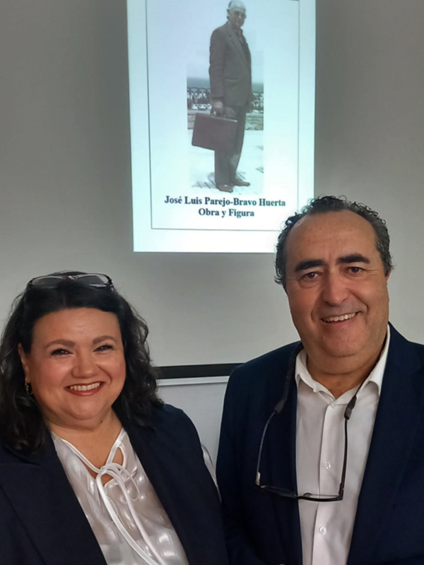 José Luis Parejo Bravo Huerta y su esposa en una presentación de su obra 'Obra y Figura'.