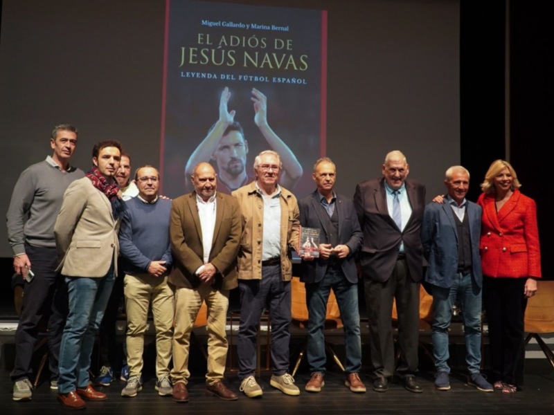 Lleno en el Teatro Cajasol para la presentación del libro “El adiós de Jesús Navas “. ( Vídeo)
