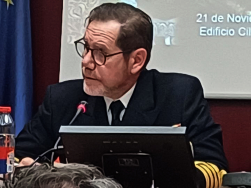 Hombre en uniforme militar hablando en un evento formal en el Edificio Cívico el 21 de noviembre.