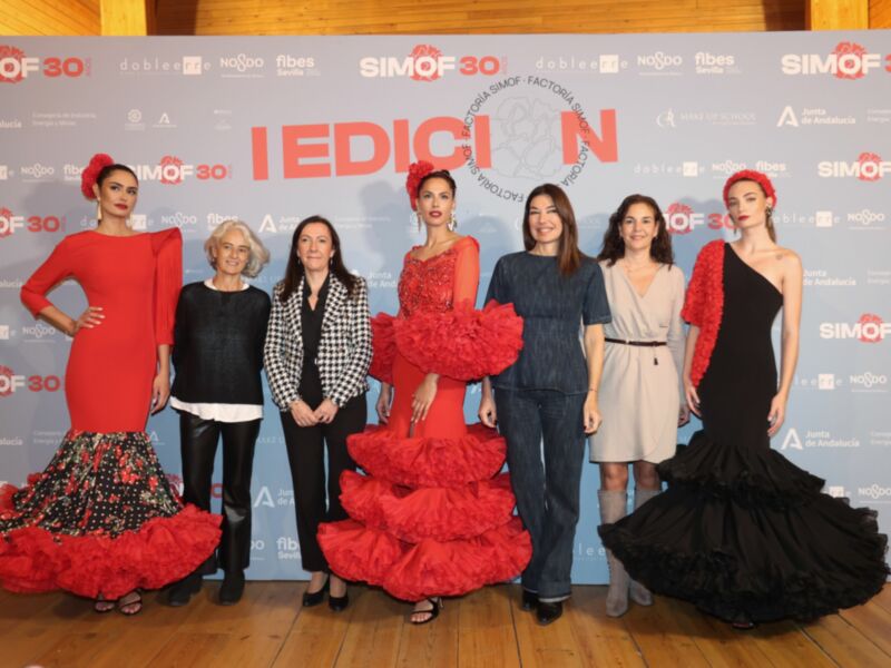 Presentación SIMOF 30 años en Sevilla con modelos y autoridades en trajes de flamenca.