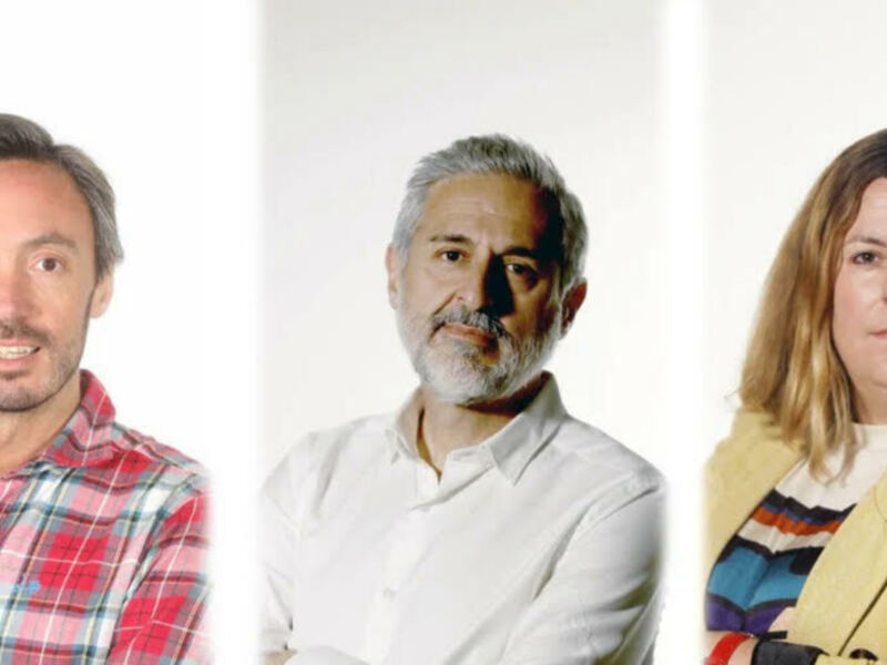 Tres personas con brazos cruzados, uno con camisa a cuadros, otro con camisa blanca y la tercera con suéter y chaqueta beige.