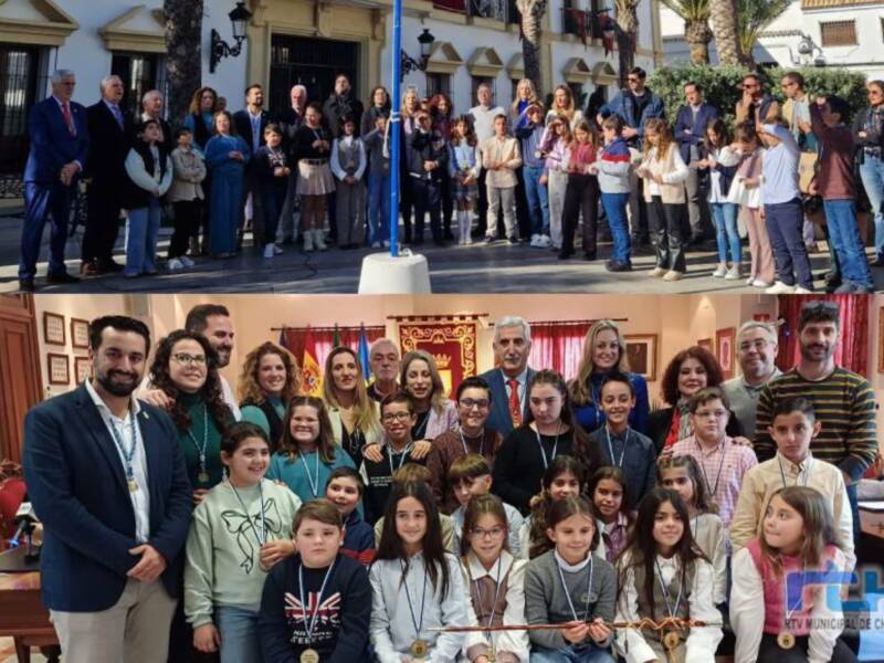 Celebración en el Ayuntamiento de Chipiona con autoridades y jóvenes participantes.