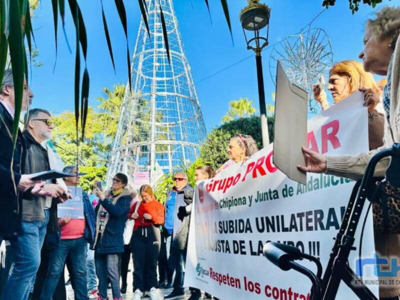 Protesta en Chipiona contra la subida unilateral del IBI, con carteles y pancartas.