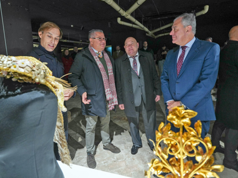 Visita de autoridades a una exposición de joyas históricas.