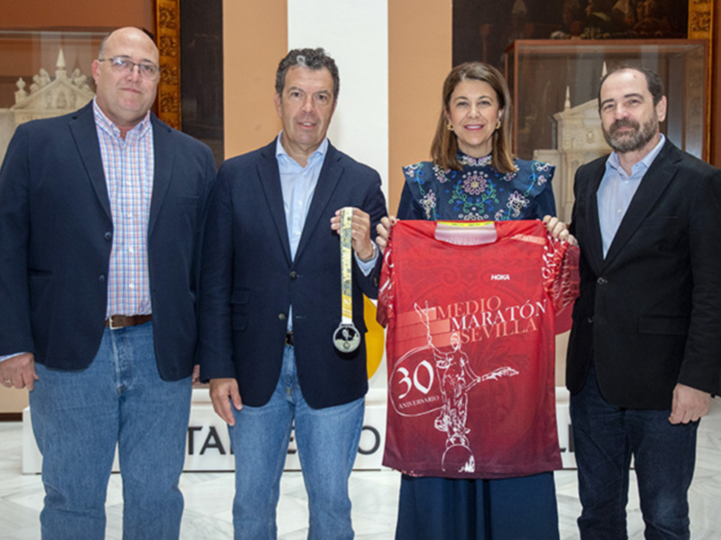 Celebrando 30 años de la Medio Maratón Sevilla con la presentación de la camiseta oficial. #MedioMaratonSevilla #30Aniversario